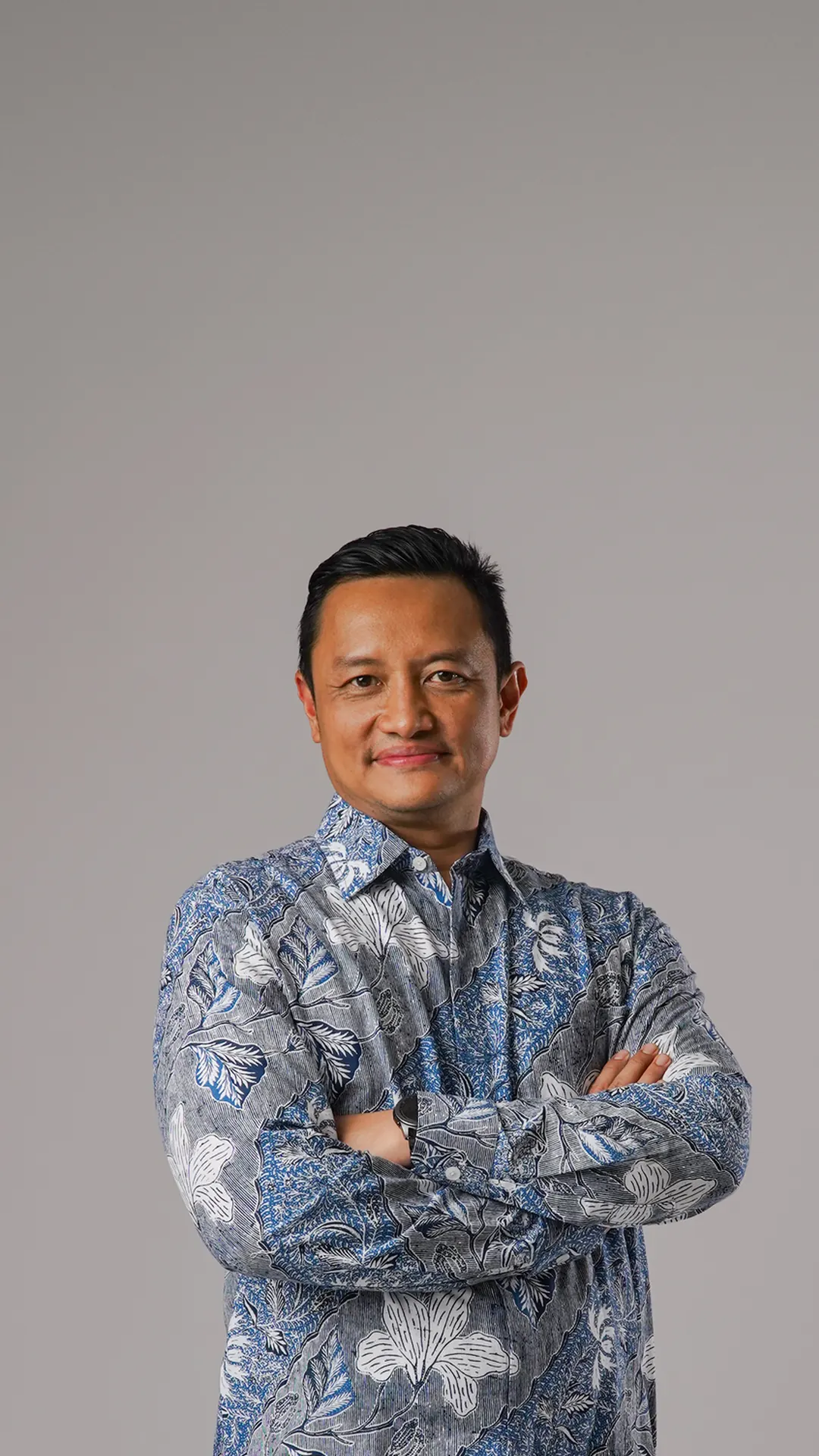 Herwin Muchtar berbatik, tangan bersedekap